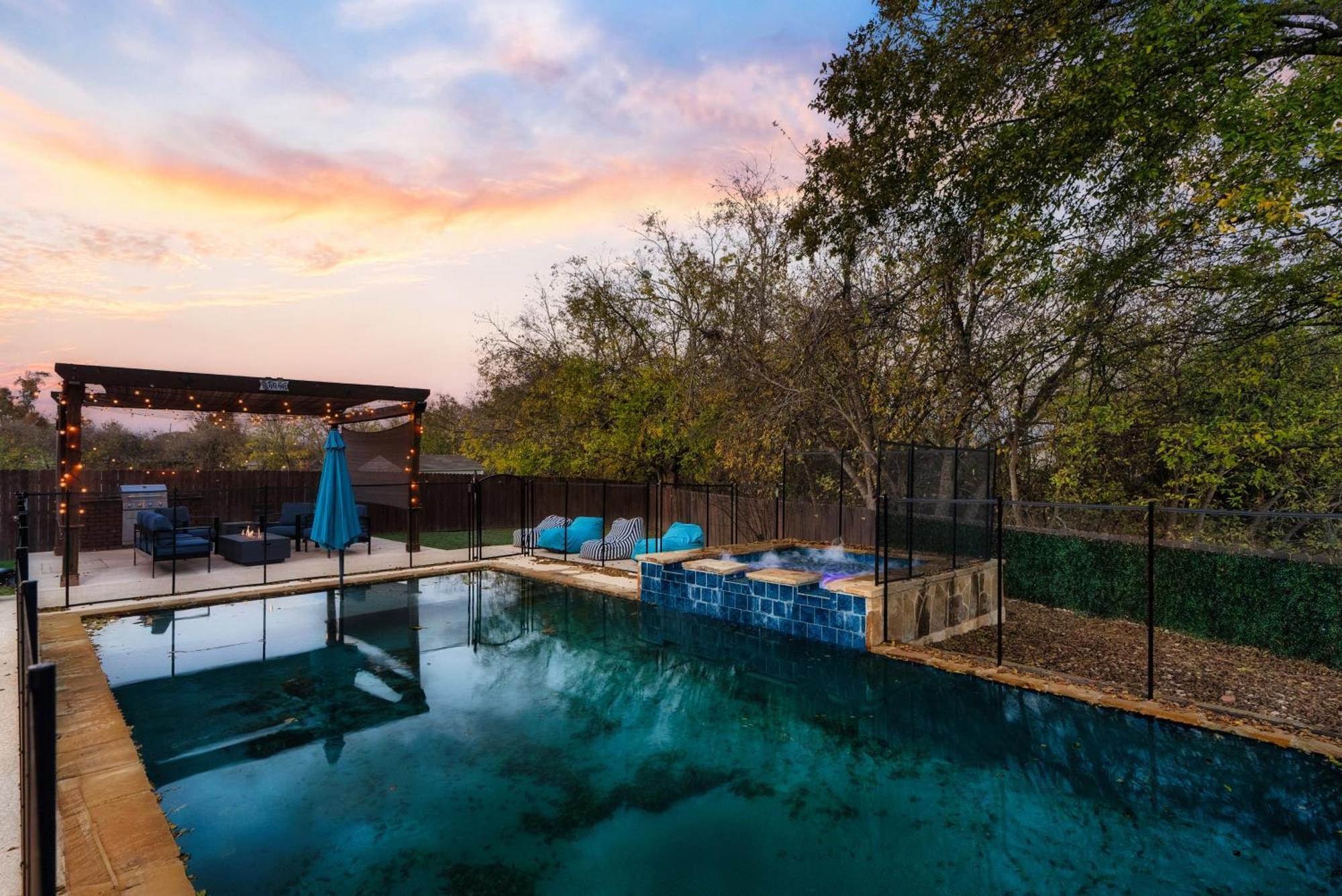 Stunning Family Home With Pool & Hot Tub - Sleeps 17 フラッガービル エクステリア 写真
